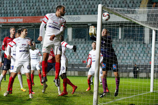 Assyriskas Mattias Genc styr bollen till 3-2 för Örgryte
