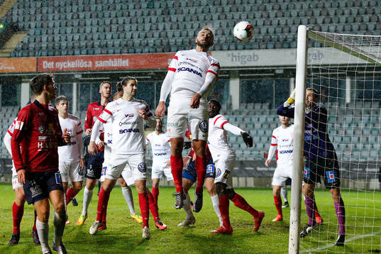 Assyriskas Mattias Genc styr bollen till 3-2 för Örgryte