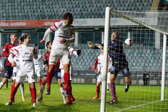 Assyriskas Mattias Genc styr bollen till 3-2 för Örgryte