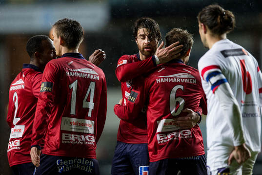 Örgrytes George Mourad jublar och omfamnas av Hannes Sahlin efter kvittering till 2-2