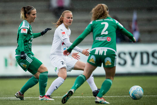 Rosengårds Ebba Wieder bevakas av Mallbackens Kirsty Yallop och Theresé Stolpe