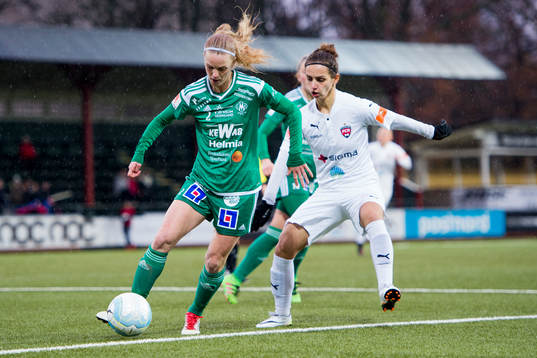 Mallbackens Theresé Stolpe bevakas av Rosengårds Natasa