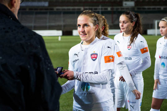 Rosengårds Hanna Persson får sin medalj för andrapriset