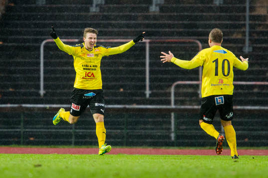 Mjällbys Joel Nilsson jublar med Marcus Ekenberg efter att ha gjort 2-0