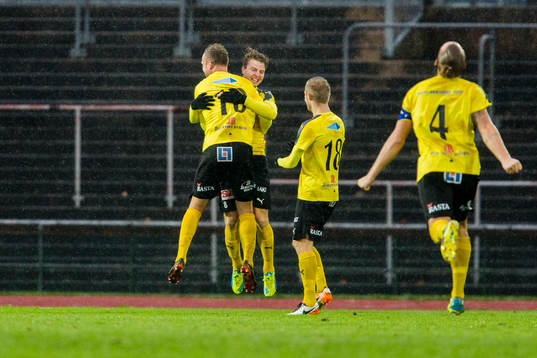 Mjällbys Joel Nilsson jublar med Marcus Ekenberg efter att ha gjort 2-0