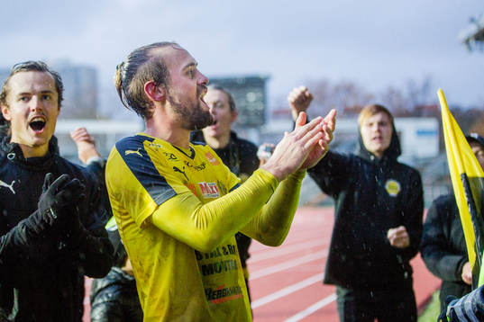 Mjällbys Adam Larsson jublar med publiken