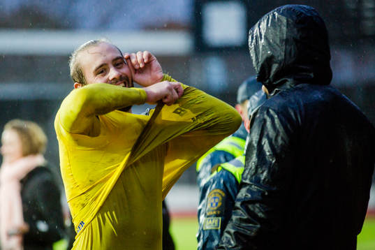 Mjällbys Adam Larsson jublar med publiken