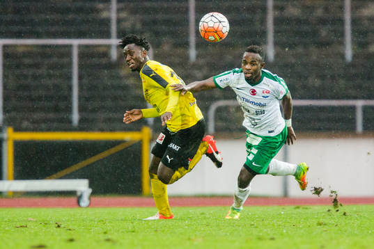 Mjällbys Mamudu Moro och Prespas Emmanuel Ayaah Okine