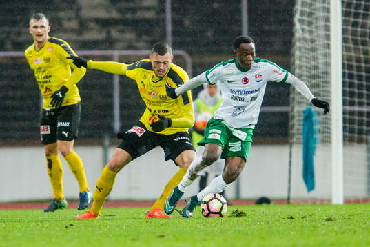 Mjällbys Albert Ejupi  och Prespas Emmanuel Ayaah Okine