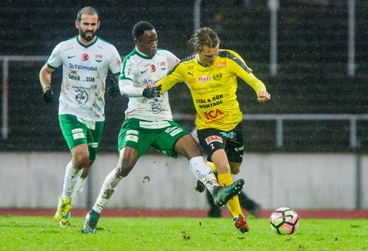 Prespas Emmanuel Ayaah Okine och Mjällbys Jens Sjöström