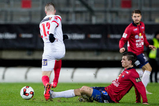 Örgrytes Daniel Paulson glidtacklar Assyriskas Gustav Jarl