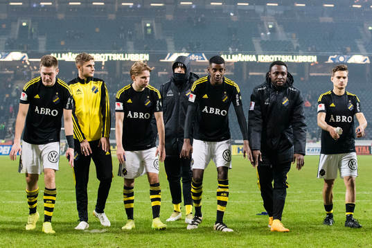 s Haukur Heidar Hauksson, Johan Blomberg, målvakt Patrik Carlgren, Jos Hooiveld, Chinedu Ogbuke Obasi och Amin Affane tackar publiken efter fotbollsmatchen i Allsvenskan mellan AIK och Kalmar den 6 november 2016 i Stockholm. 