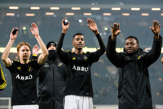 s Johan Blomberg, målvakt Patrik Carlgren, Jos Hooiveld och Chinedu Ogbuke Obasi tackar publiken efter fotbollsmatchen i Allsvenskan mellan AIK och Kalmar den 6 november 2016 i Stockholm. 