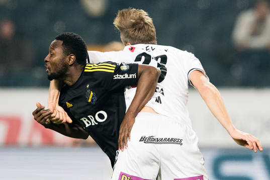 s Chinedu Ogbuke Obasi i en närkamp med Kalmars Viktor Elm