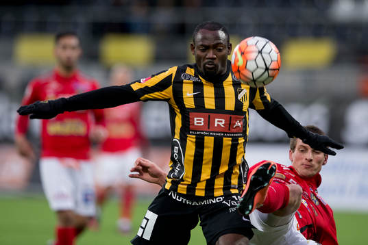 Häckens John Owoeri i kamp med Falkenbergs Thomas Juel-Nielsen