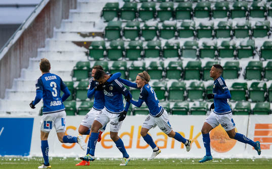 Sundsvall jublar efter 1-0 målet av Johan Eklund 