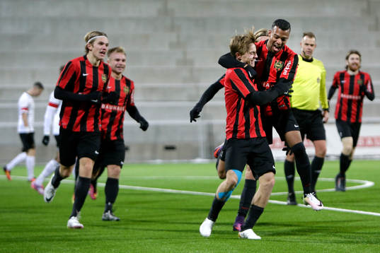 Brommapojkarnas Jakob Ortmark jublar med Joel Qviberg och