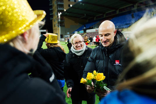 Svenska Spels representant Nicklas Biverståhl och Elitfotboll Dams representant Victoria Sandell Svensson delar ut rosor till Eskilstunas spelare