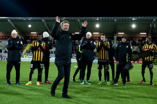 Häckens tränare Peter Gerhardsson avtackas för sin tid i