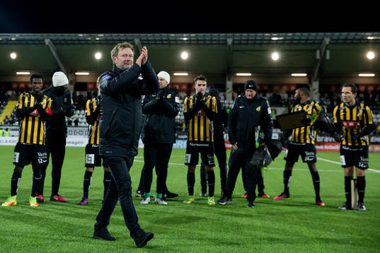 Häckens tränare Peter Gerhardsson avtackas för sin tid i