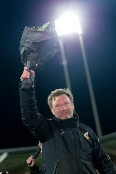 Häckens tränare Peter Gerhardsson avtackas för sin tid i