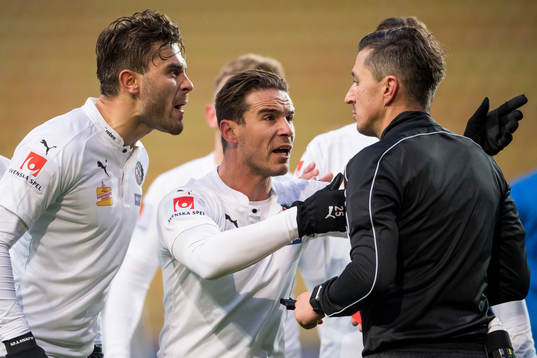 Örebros Astrit Ajdarevic och Nordin Gerzic reagerar på