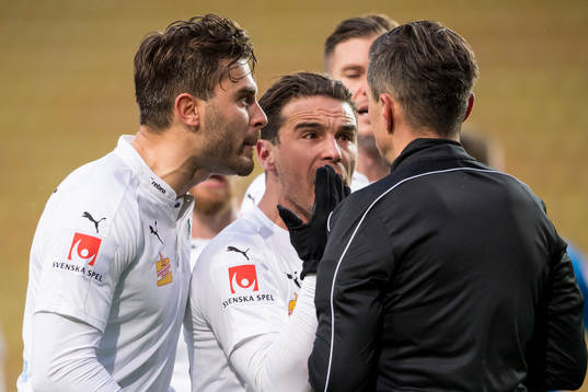 Örebros Astrit Ajdarevic och Nordin Gerzic reagerar på