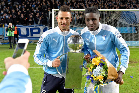 Malmö FFs Tobias Sana och Pa Konate jublar för SM-guldet med pokalen
