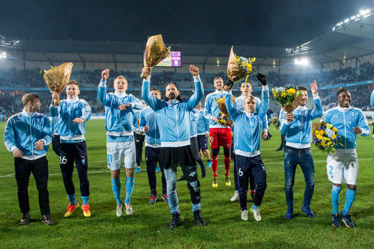 Malmö FFs spelare med målvakt Johan Wiland i mitten tackar publiken