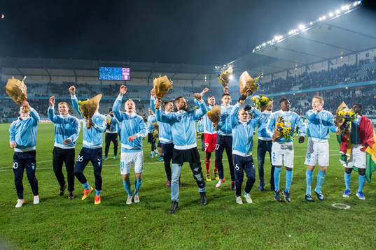 Malmö FFs spelare med målvakt Johan Wiland i mitten tackar publiken