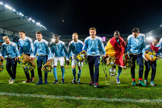 Malmö FFs spelare med Erdal Rakip, Pa Konate, Anton Tinnerholm och Markus Rosenberg i mitten tackar publiken