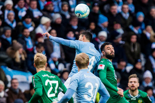 Malmö FFs Behrang Safari i nickduell med Hammarbys Imad Khalili 