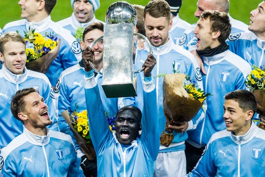 Malmö FFs Enock Kofi Adu  jublar med pokalen