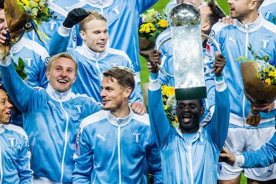 Malmö FFs Enock Kofi Adu  jublar med pokalen