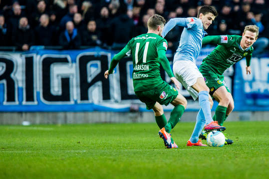 Malmö FFs Alexander Jeremejeff i duell med Hammarbys Arnór Smárason