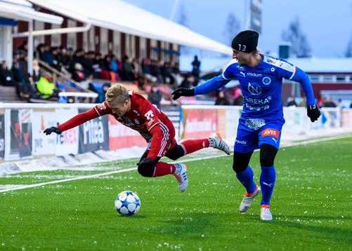 s Gustav Rönnbäck-Wallin ramlar i en närkamp med Nyköpings Lennart Johansson under fotbollsmatchen i division 1 norra mellan Piteå och Nyköping den 6 november 2016 i Piteå.