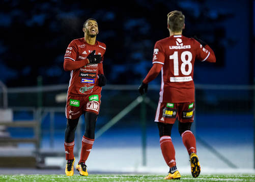 s Karl Cunningham (v) jublar tillsammans med James Burgin (h) efter sitt 3-1 mål under fotbollsmatchen i division 1 norra mellan Piteå och Nyköping den 6 november 2016 i Piteå.