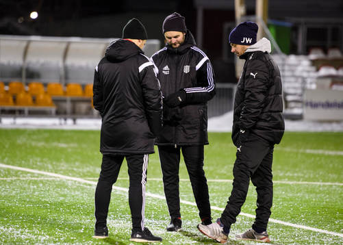 s tränare Johan Norberg (v) och Jens Hedström (m) pratar med Nyköpings tränare John Wall (h) efter fotbollsmatchen i division 1 norra mellan Piteå och Nyköping den 6 november 2016 i Piteå.