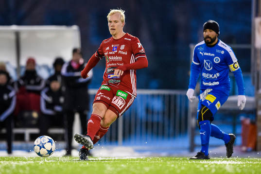 s Kristoffer Thydell med bollen