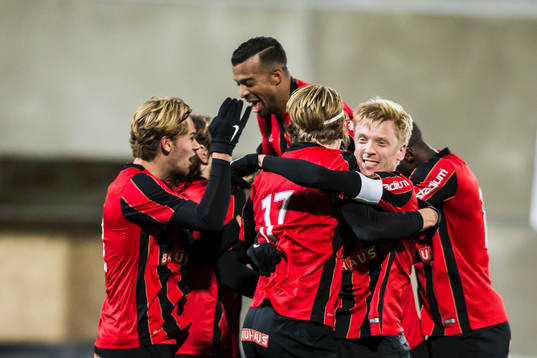 Brommapojkarnas spelare jublar efter 3-0 av Joel Löw
