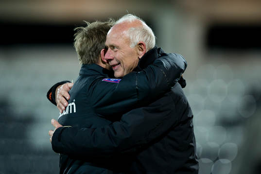 Häckens tränare Peter Gerhardsson kramas om av