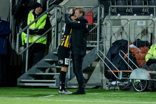 Häckens Martin Ericsson kramas om av tränare Peter