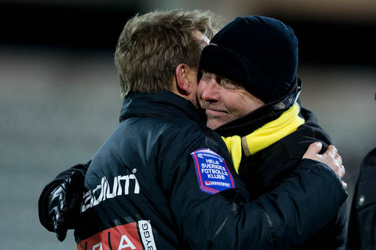 Häckens tränare Peter Gerhardsson kramas om av Häckens