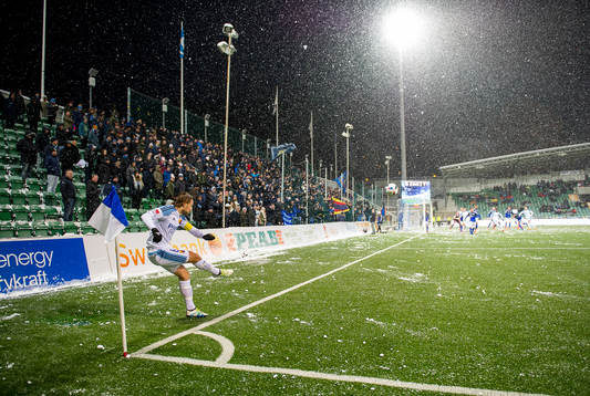 Djurgårdens Kevin Walker slår hörna