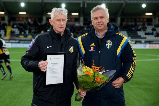 Häckens Leif ”Moffa” Johansson tar emot priset som