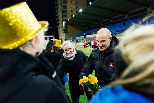 Svenska Spels representant Nicklas Biverståhl och Elitfotboll Dams representant Victoria Sandell Svensson delar ut rosor till Eskilstunas spelare