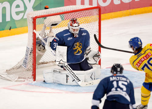 Finland¥s goalie Juha Metsola