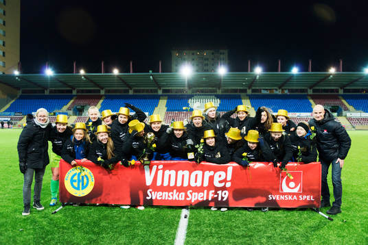 Eskilstunas spelare jublar tillsammans med Elitfotboll Dams representant Victoria Sandell Svensson och Svenska Spels representant Nicklas Biverståhl