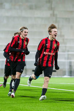 Brommapojkarnas Jakob Ortmark jublar med Viktor Gyökeres