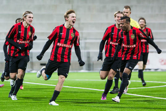 Brommapojkarnas Jakob Ortmark jublar med Joel Qviberg och